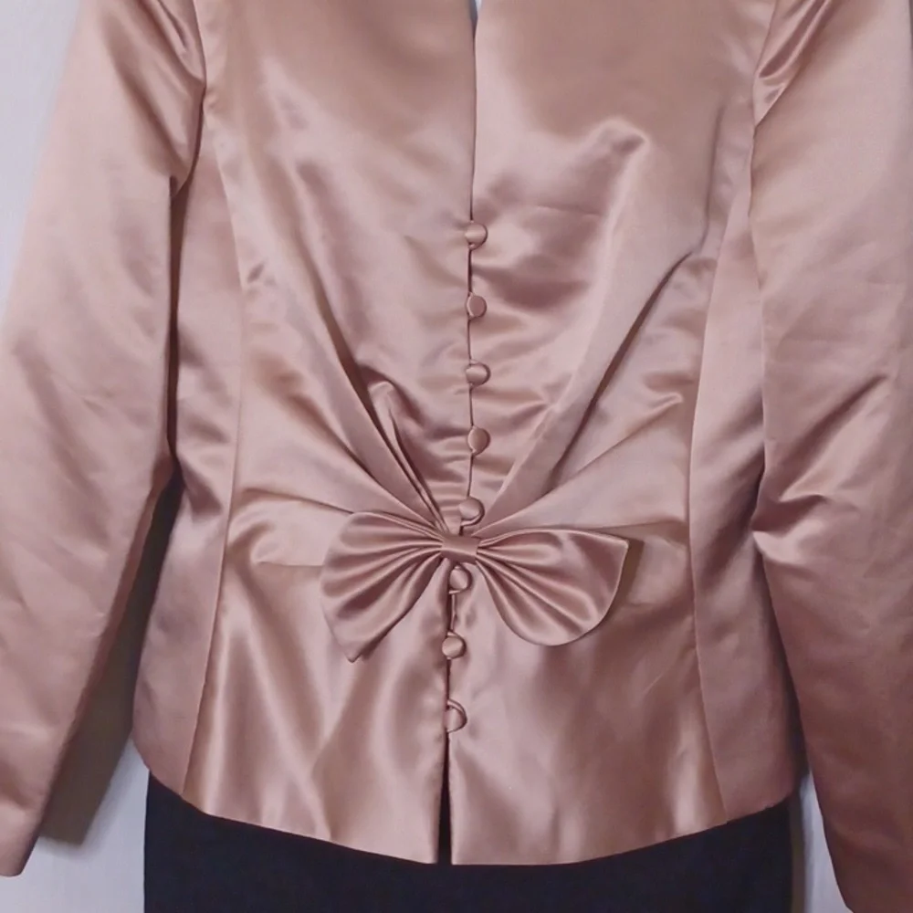 DONNA MORGAN Beige Satin Button Down Blouse With Pleats & Bow. Size 12 - Picture 5 of 10